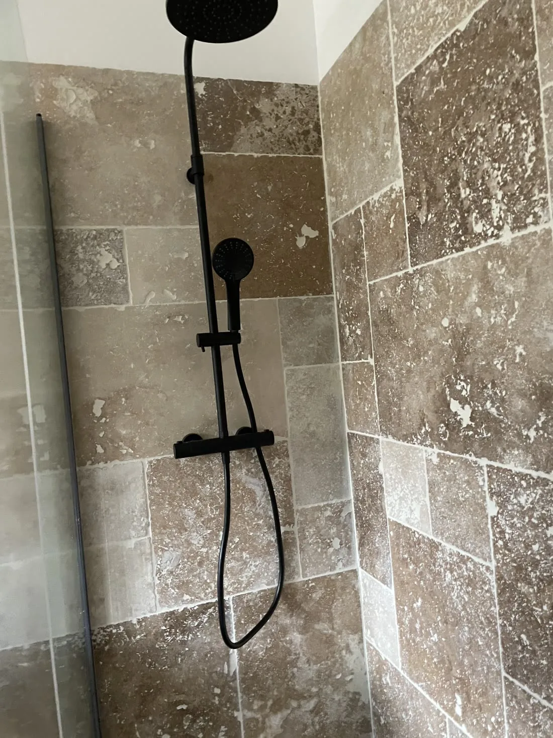 Douche à l'italienne travertin à Castelnau-le-Lez