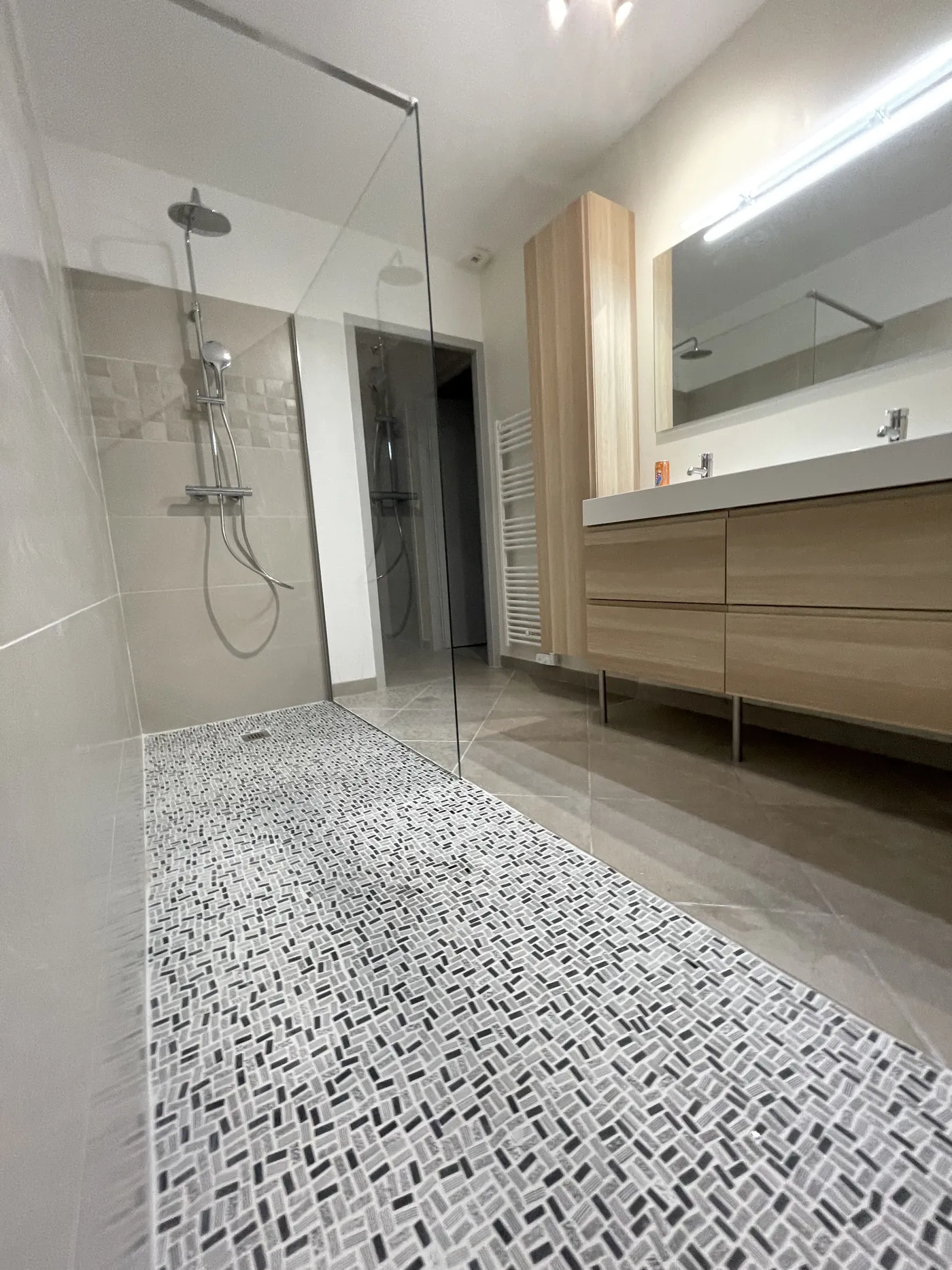 Carrelage grand format et rectifié : pose, joints fins et calepinage