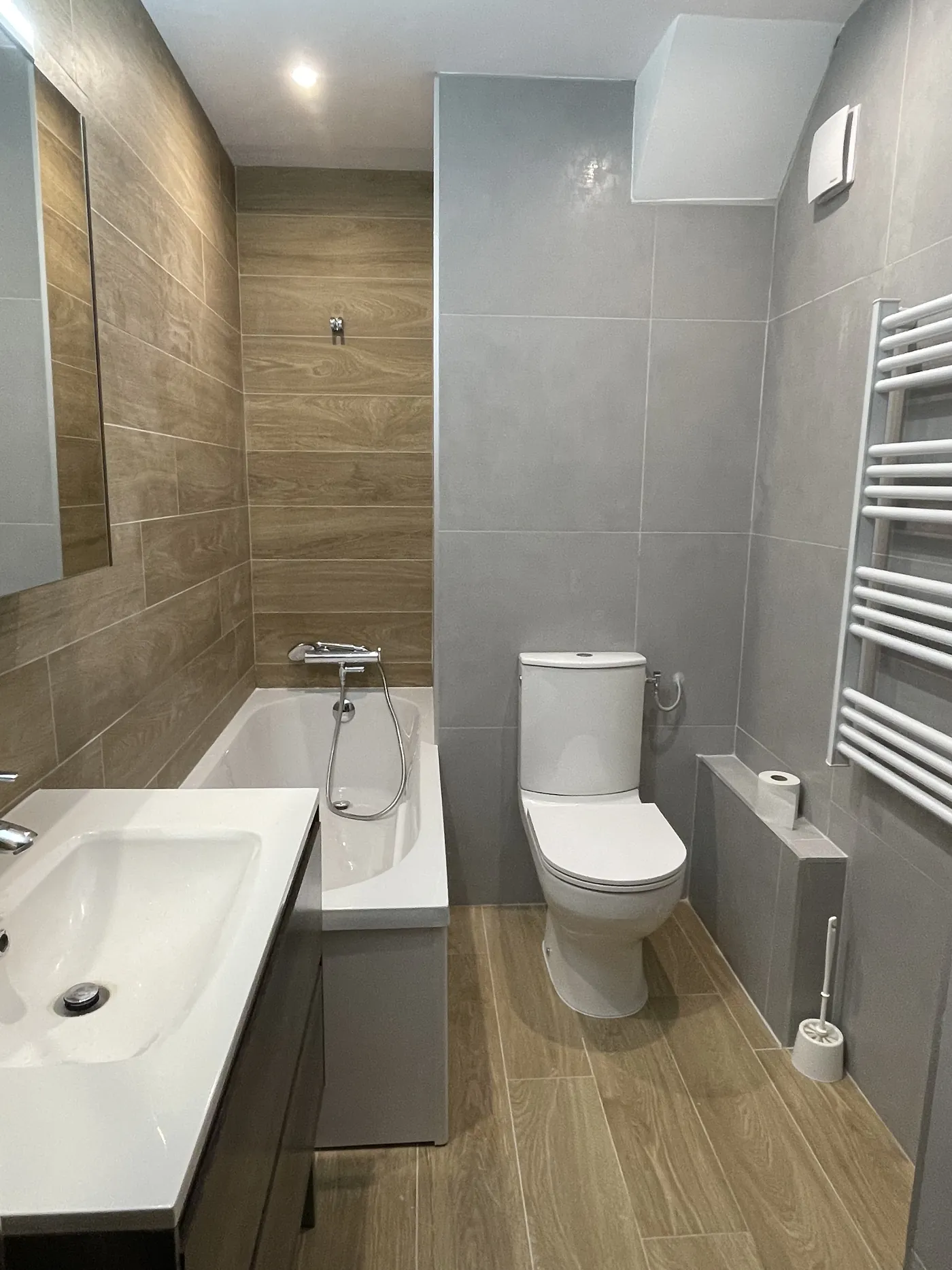 Éclairage de salle de bain : volumes, indice IP et miroir LED sans faux pas