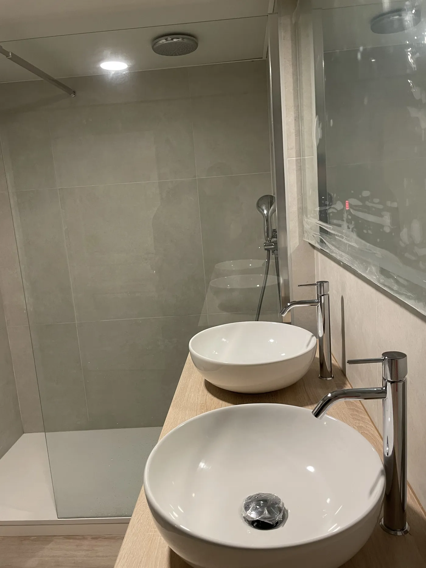 Meuble et double vasque suspendus : hauteur, fixation et plan bien pensés