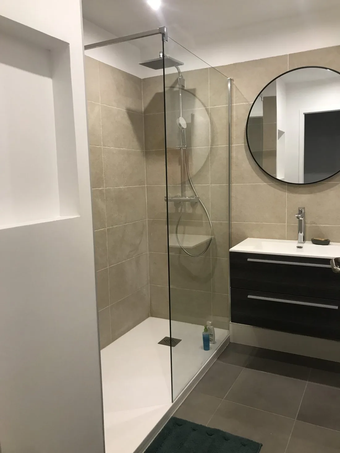 Douche plain-pied faïence beige à Castelnau-le-Lez