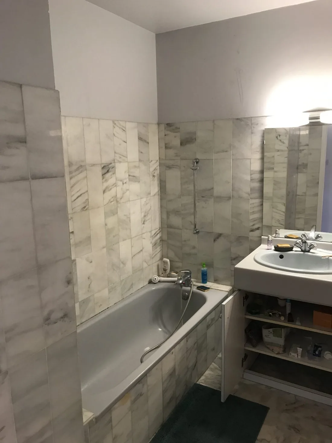 Ancienne salle de bain carrelée à Castelnau-le-Lez