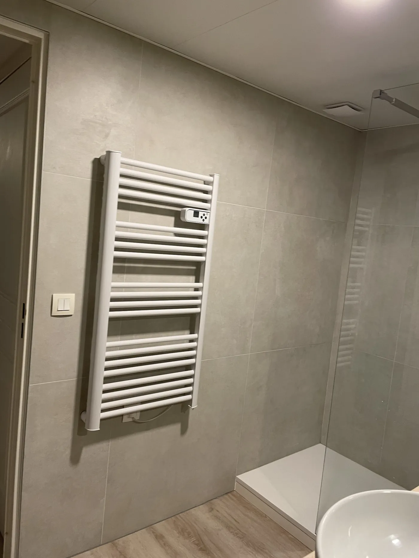Sèche-serviettes : eau chaude, électrique ou mixte — lequel installer